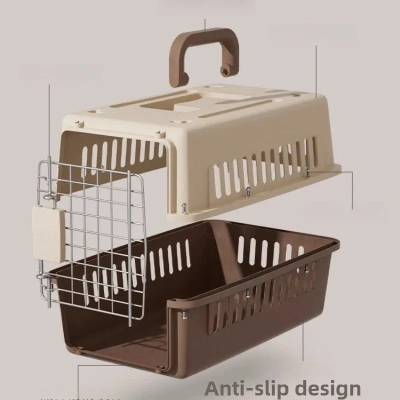 Vue éclatée d'une cage de transport pour animal montrant ses différentes pièces : la coque supérieure beige avec une poignée, la coque inférieure marron, la porte grillagée métallique avec son verrou blanc, et les points de fixation. L'image illustre le montage de la cage et met en avant une conception avec base antidérapante