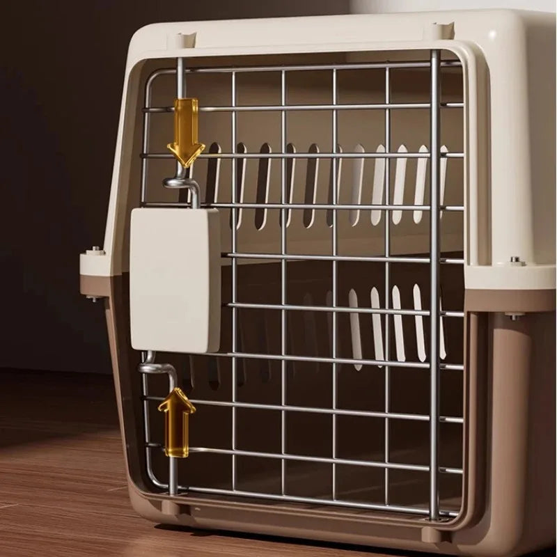 Vue de face d'une cage de transport en plastique pour animal, avec une porte grillagée en métal. Deux flèches jaunes indiquent le sens d'installation d'un verrou ou d'une pièce de fixation blanche montée sur la porte.