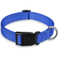 Collier réglable pour chien en nylon bleu avec bandes réfléchissantes, fermeture à clip robuste et anneau en acier inoxydable pour la laisse. Conçu pour offrir confort, sécurité et visibilité lors des promenades quotidiennes.