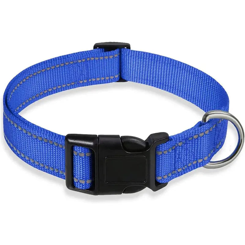 Collier réglable pour chien en nylon bleu avec bandes réfléchissantes, fermeture à clip robuste et anneau en acier inoxydable pour la laisse. Conçu pour offrir confort, sécurité et visibilité lors des promenades quotidiennes.