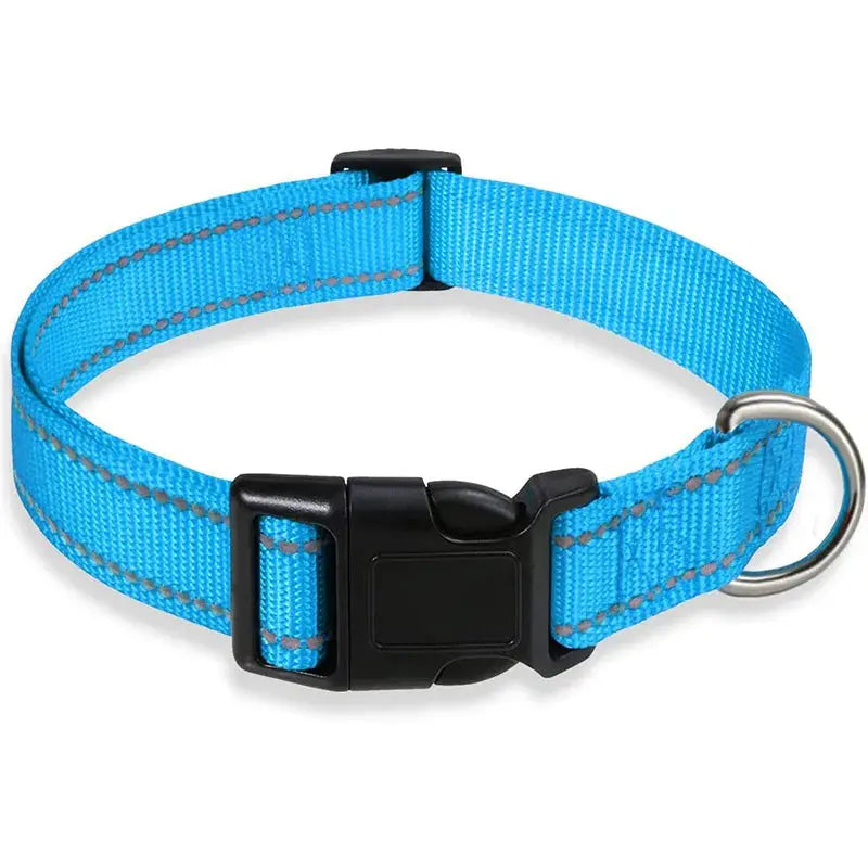 Collier réglable pour chien en nylon bleu ciel avec bandes réfléchissantes, fermeture à clip robuste et anneau en acier inoxydable pour la laisse. Conçu pour offrir confort, sécurité et une meilleure visibilité lors des promenades quotidiennes.