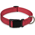 Collier réglable pour chien en nylon rouge avec bandes réfléchissantes, fermeture à clip robuste et anneau en acier inoxydable pour la laisse. Conçu pour offrir confort, sécurité et une meilleure visibilité lors des promenades quotidiennes.