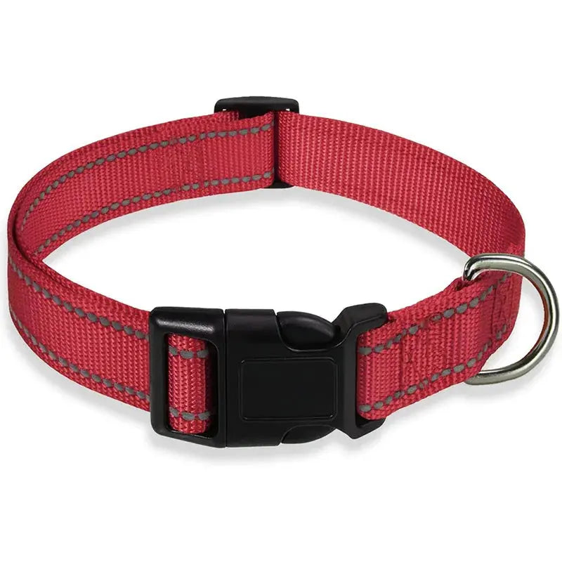 Collier réglable pour chien en nylon rouge avec bandes réfléchissantes, fermeture à clip robuste et anneau en acier inoxydable pour la laisse. Conçu pour offrir confort, sécurité et une meilleure visibilité lors des promenades quotidiennes.