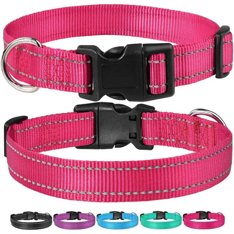 Collier réfléchissant réglable pour chien en nylon rose avec bandes réfléchissantes, fermeture à clip robuste et anneau en acier inoxydable. Disponible en plusieurs couleurs pour offrir confort, sécurité et visibilité lors des promenades quotidiennes.