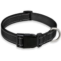 Collier réglable pour chien en nylon noir avec bandes réfléchissantes, fermeture à clip robuste et anneau en acier inoxydable pour la laisse. Conçu pour offrir confort, sécurité et visibilité lors des promenades quotidiennes.