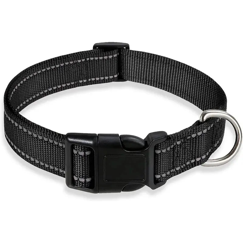 Collier réglable pour chien en nylon noir avec bandes réfléchissantes, fermeture à clip robuste et anneau en acier inoxydable pour la laisse. Conçu pour offrir confort, sécurité et visibilité lors des promenades quotidiennes.