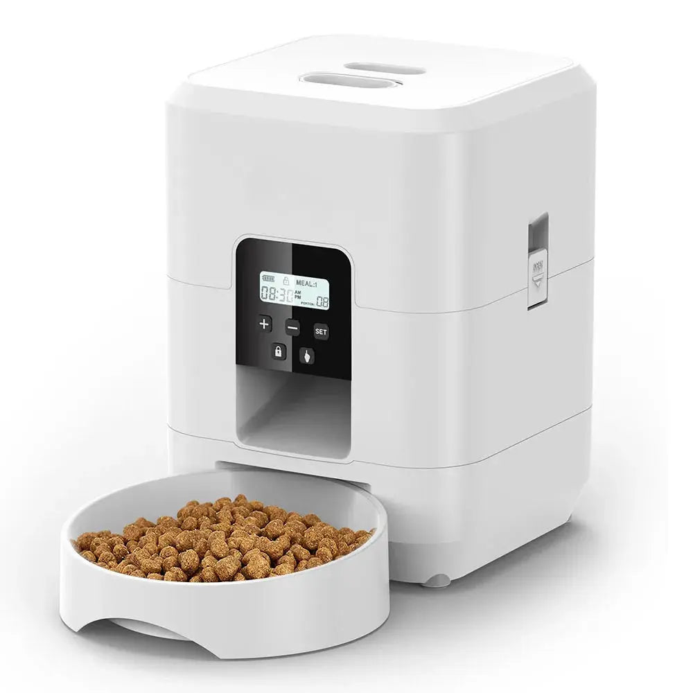 Distributeur automatique de croquettes pour chat, coloris blanc, équipé d'un écran LCD pour programmer les repas, régler les portions et distribuer automatiquement les croquettes. Idéal pour nourrir votre chat à heures fixes, même en votre absence.
