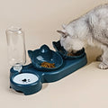 Gamelle bleu marine  pour chat double avec fontaine à eau en situation - repas d'un chat gris dans un bol design tête de chat