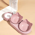 Gamelle 2 en 1 en forme de tête de chat coloris rose avec fontaine à eau intégrée et bouteille distributrice, vue de trois quarts.