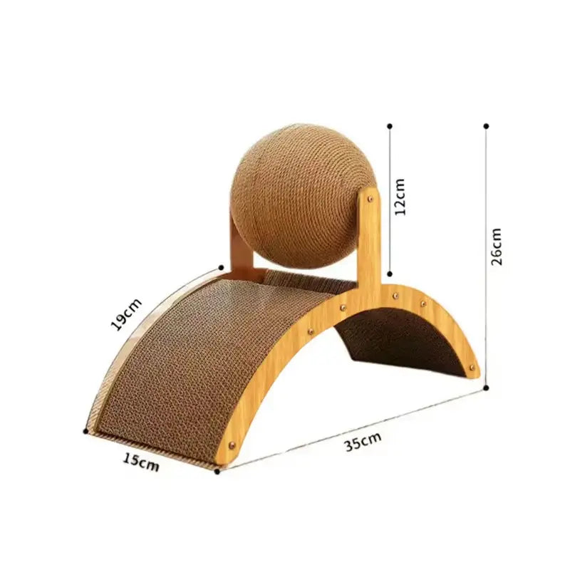 Griffoir pour chat avec rampe en carton ondulé, balle en sisal et support en bois naturel. Compact (35 × 15 × 26 cm), il permet au chat de faire ses griffes, de jouer et de préserver vos meubles.