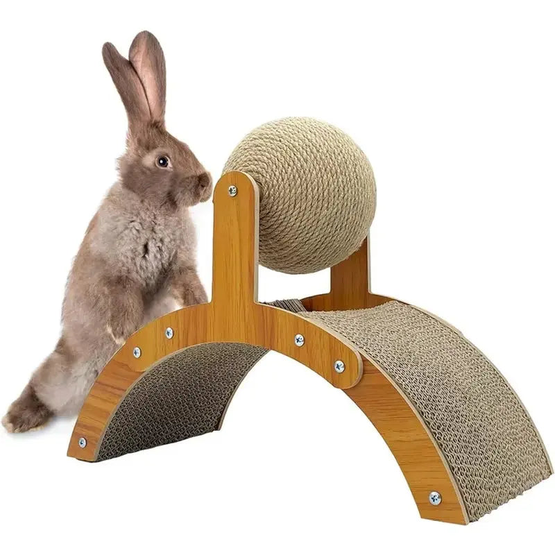 Griffoir pour chat avec rampe en carton ondulé, balle en sisal et support en bois naturel. Compact (35 × 15 × 26 cm), il permet au chat de faire ses griffes, de jouer et de préserver vos meubles.