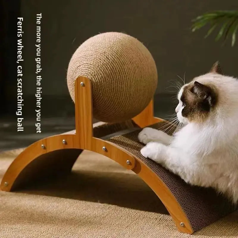 Chat faisant ses griffes sur un griffoir en carton ondulé avec balle en sisal et structure en bois. Un accessoire idéal pour stimuler le jeu, entretenir les griffes et préserver les meubles des griffures.