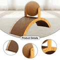 Griffoir design pour chat avec rampe en carton ondulé, balle à griffer en sisal et structure en bois robuste. Conçu pour stimuler l'instinct naturel du chat, entretenir ses griffes et préserver les meubles des griffures.