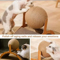 Chat faisant ses griffes et jouant sur un griffoir en carton ondulé avec balle en sisal et structure en bois. Un accessoire conçu pour stimuler l'instinct naturel du chat, réduire le stress et préserver les meubles de la maison.
