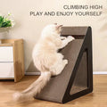 Chat jouant sur un griffoir triangulaire en carton ondulé avec espace de repos intégrer et  balle interactive. Idéal pour stimuler l'activité physique, entretenir les griffes et préserver les meubles de la maison.