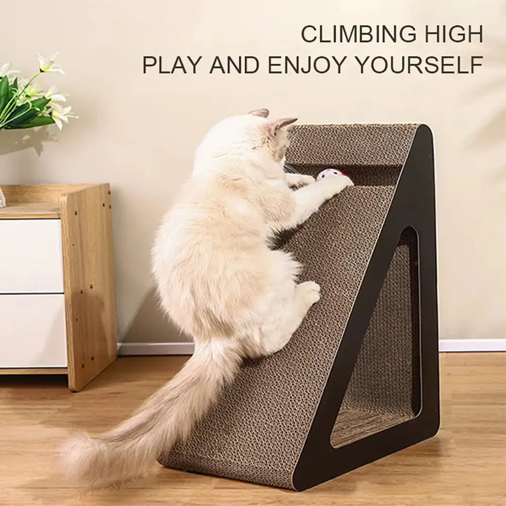 Chat jouant sur un griffoir triangulaire en carton ondulé avec espace de repos intégrer et  balle interactive. Idéal pour stimuler l'activité physique, entretenir les griffes et préserver les meubles de la maison.
