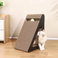 Griffoir pour chat en carton ondulé de forme triangulaire avec tunnel de repos et balle interactive. Conçu pour satisfaire l'instinct de griffade, encourager le jeu, offrir un espace de cachette et préserver les meubles des griffures.