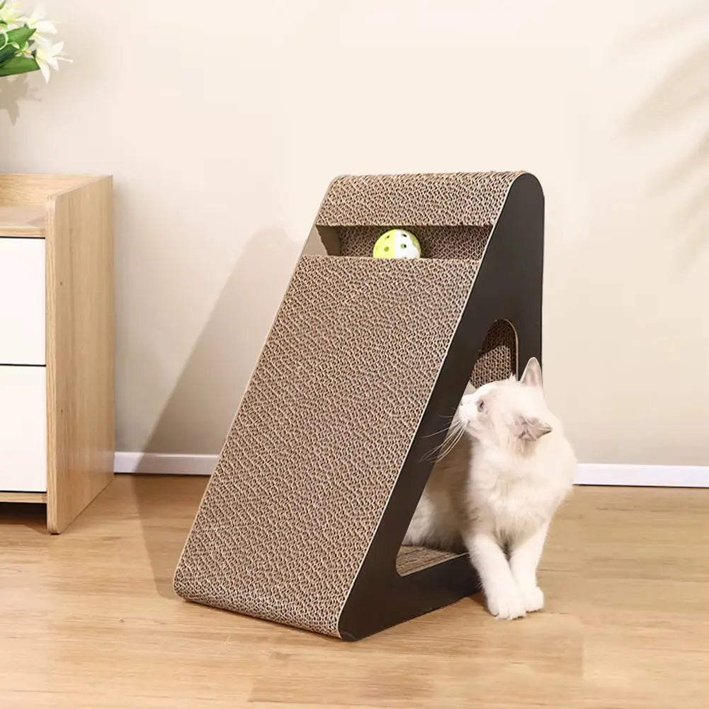 Griffoir pour chat en carton ondulé de forme triangulaire avec tunnel de repos et balle interactive. Conçu pour satisfaire l'instinct de griffade, encourager le jeu, offrir un espace de cachette et préserver les meubles des griffures.