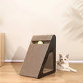 Griffoir design pour chat en carton ondulé avec tunnel intégré et balle de jeu. Idéal pour stimuler l'instinct naturel de griffade, encourager le jeu, offrir un espace de repos et préserver les meubles des griffures.