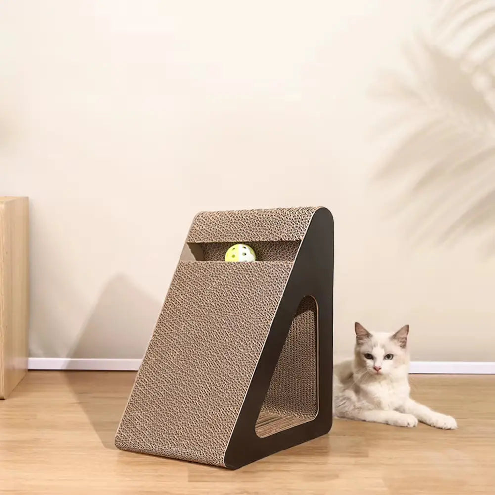Griffoir design pour chat en carton ondulé avec tunnel intégré et balle de jeu. Idéal pour stimuler l'instinct naturel de griffade, encourager le jeu, offrir un espace de repos et préserver les meubles des griffures.