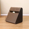 Griffoir design pour chat en carton ondulé avec balle interactive intégrée. Sa structure robuste permet au chat de faire ses griffes, de jouer quotidiennement et de préserver les meubles tout en favorisant son bien-être.