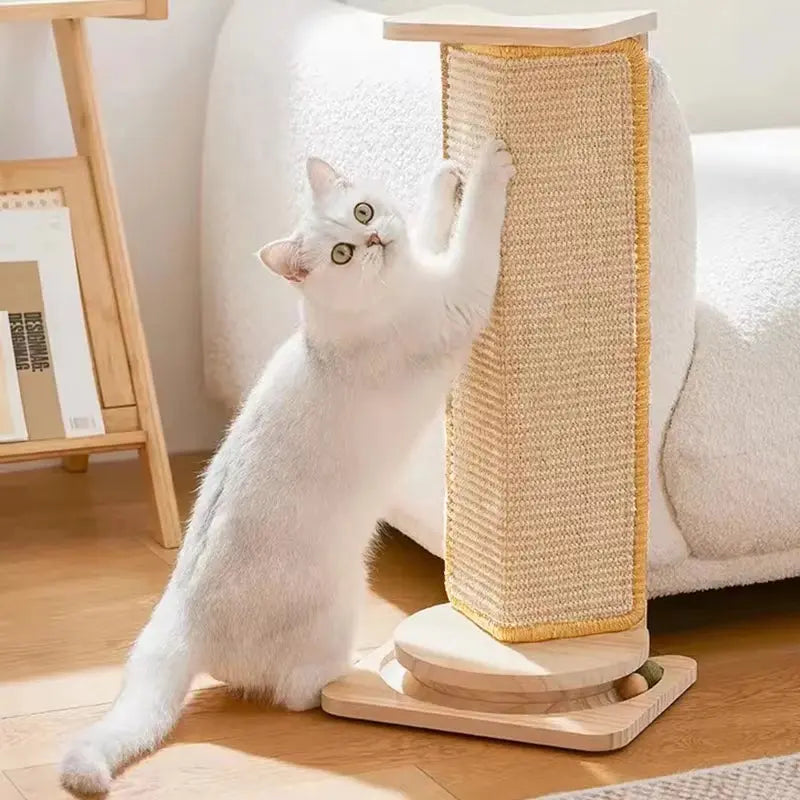 Tapis à griffer  pour chat avec corde en sisal naturel, sur une structure en bois et base rotative. Conçu pour permettre au chat de faire ses griffes, de s'étirer naturellement, de jouer et de préserver les meubles des griffures.