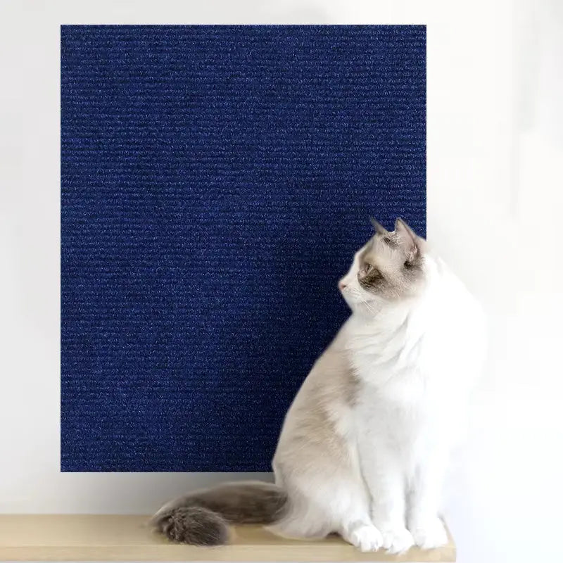 Tapis de protection anti-griffes en tissu texturé bleu foncé, autocollant pour mur ou mobilier, chat assis à côté